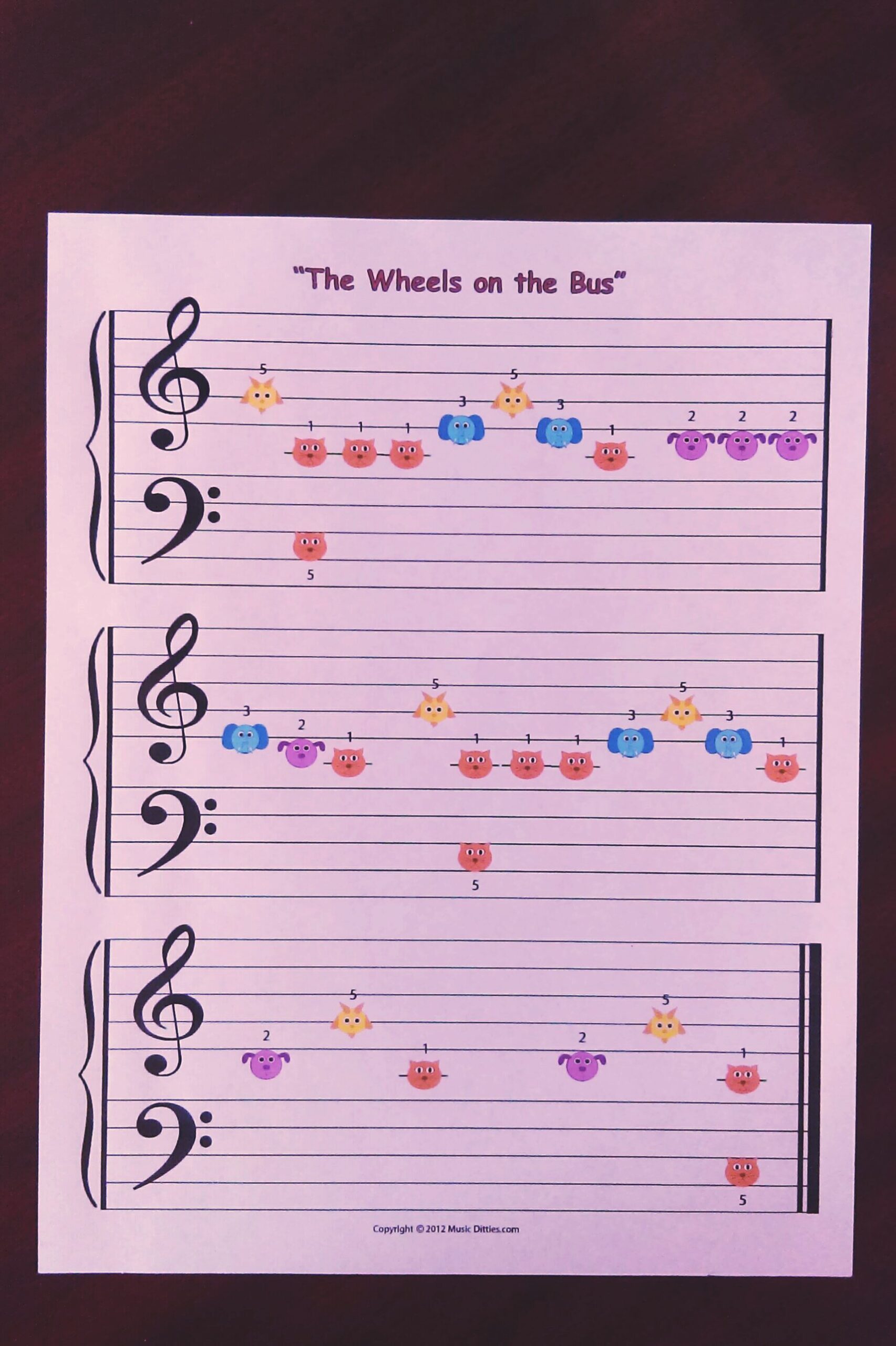 Colorful piano notations for The Wheel on the Bus